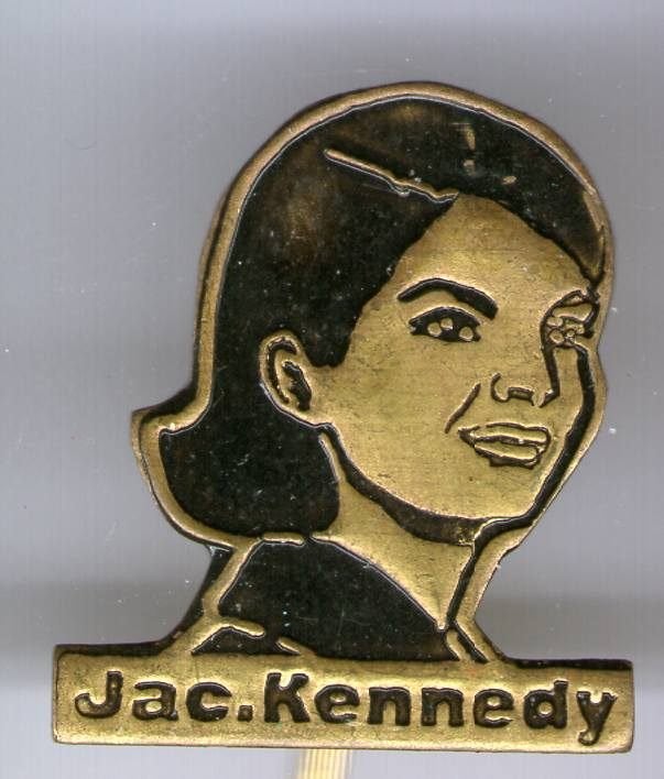 Jac. Kennedy zwart op koper speldje ( S_028a), Verzenden, Zo goed als nieuw, Figuurtje, Speldje of Pin