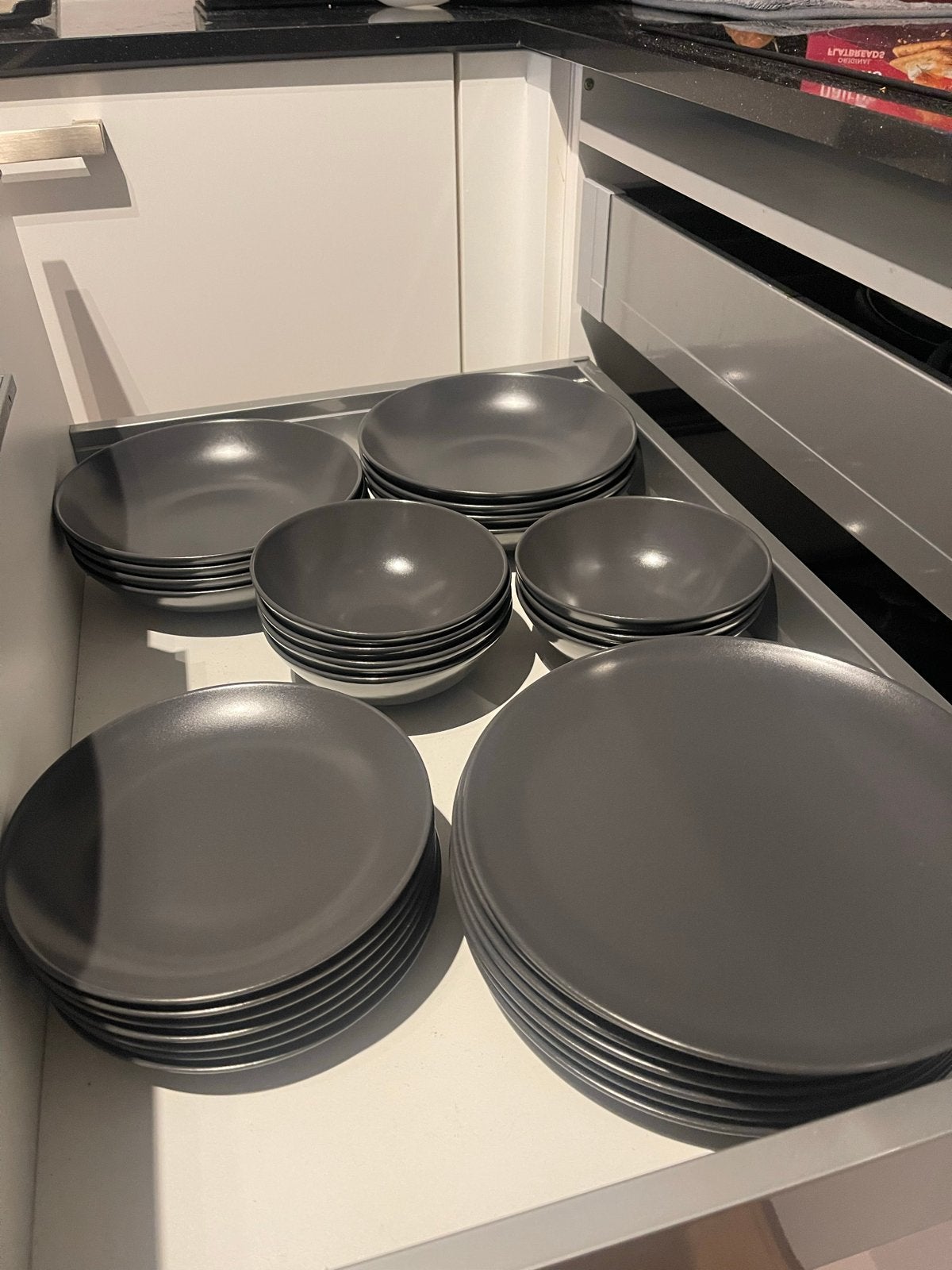 Compleet servies set voor 7/8 personen - Donker Grijs Zwart, Huis en Inrichting, Keuken | Servies, Ophalen, Gebruikt, Modern, Aardewerk