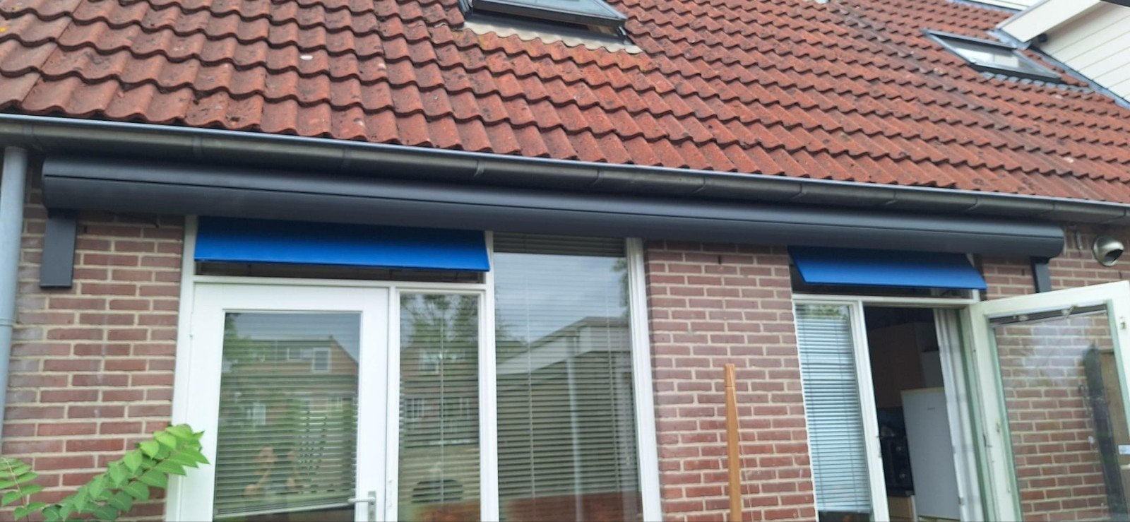 Elektrisch knikarmscherm - Zo goed als nieuw