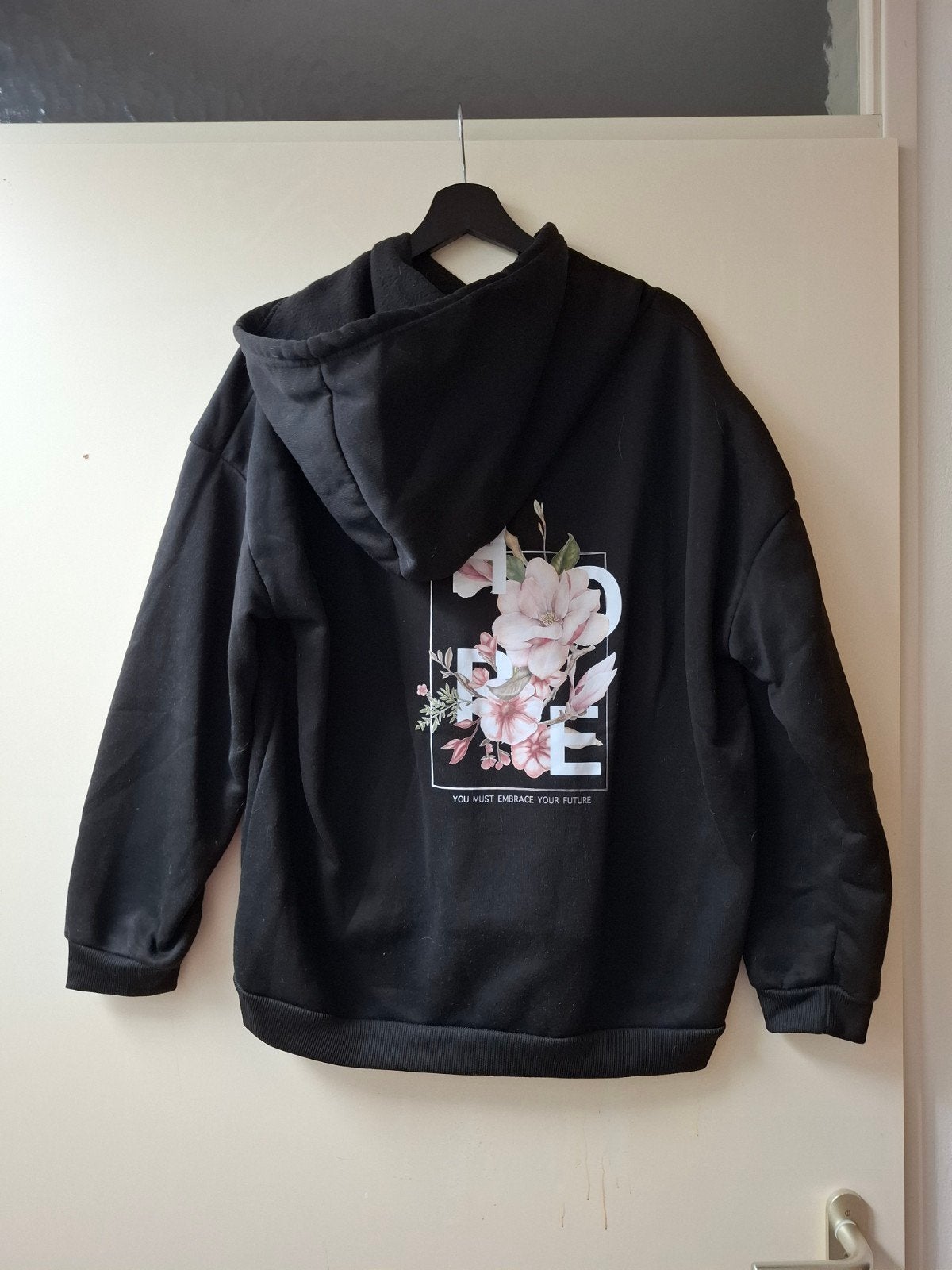 Zwarte hoodie met 'HOPE' bloemenprint - Maat XXL, Kleding | Dames, Ophalen of Verzenden, Gedragen, Maat 46/48 (XL) of groter, Zwart