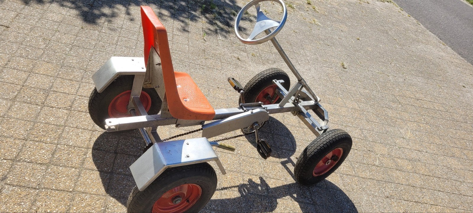 Robuuste skelter met oranje zitting, Ophalen of Verzenden, Gebruikt, Overige merken