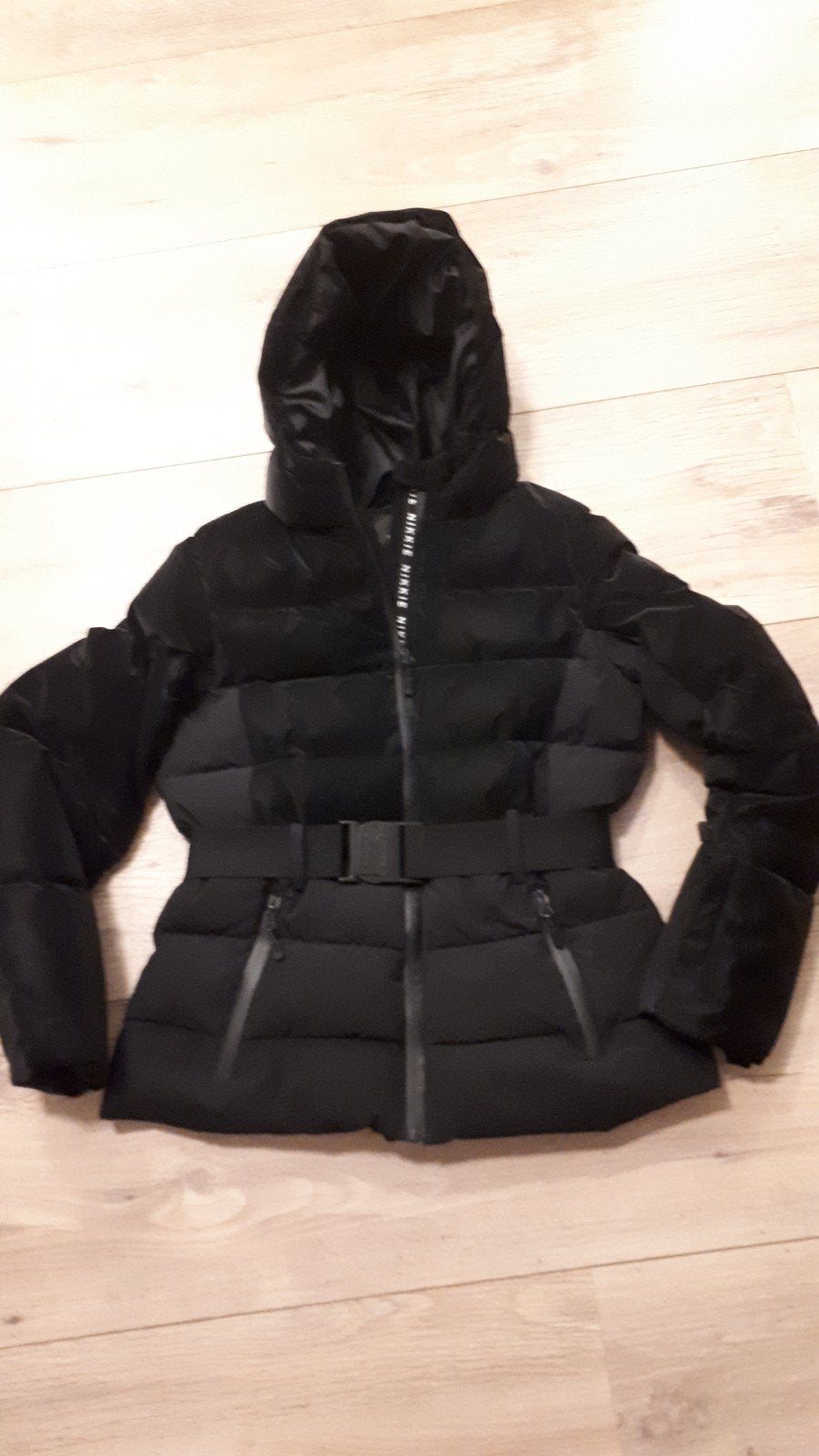 Nikkie gewatteerde jas met ceintuur en fluwelen details, Maat 38/40 (M), Zwart, Nieuw, Ophalen of Verzenden