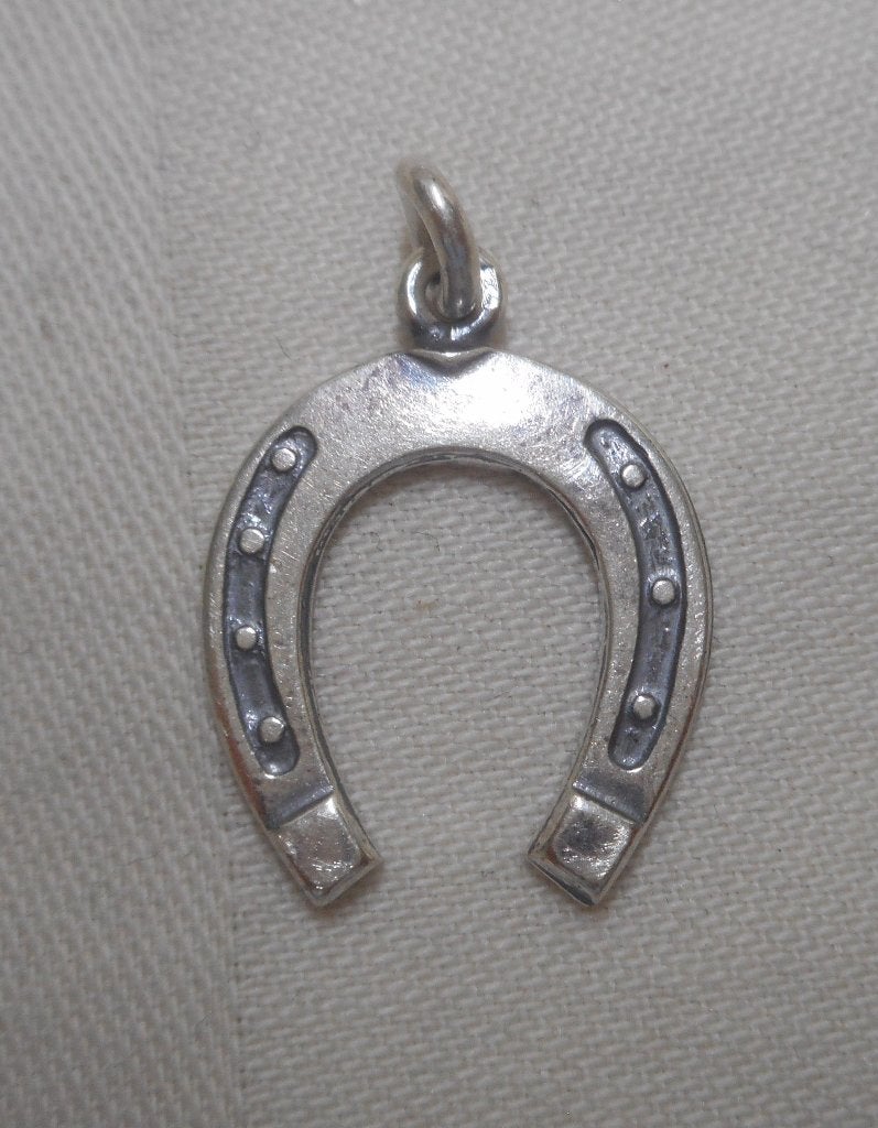 Zilveren vintage hoefijzer hanger gesigneerd FROM nr.943, Verzenden, Zo goed als nieuw, Zilver, Zilver