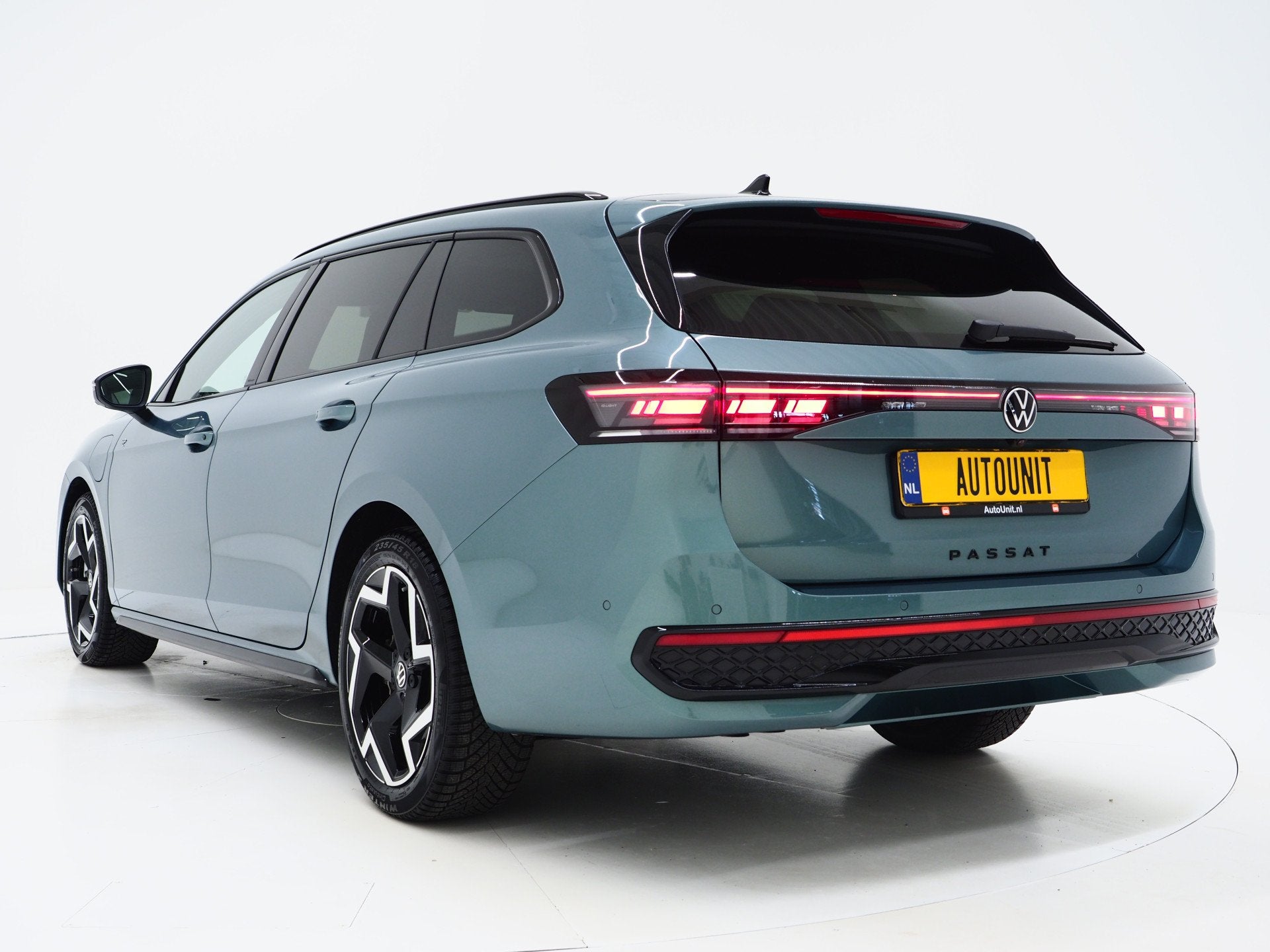 Volkswagen Passat Variant 1.5 eHybrid R-Line Edition | 5 Jaa, Zwart, Hybride Elektrisch/Benzine, Passat, Te koop