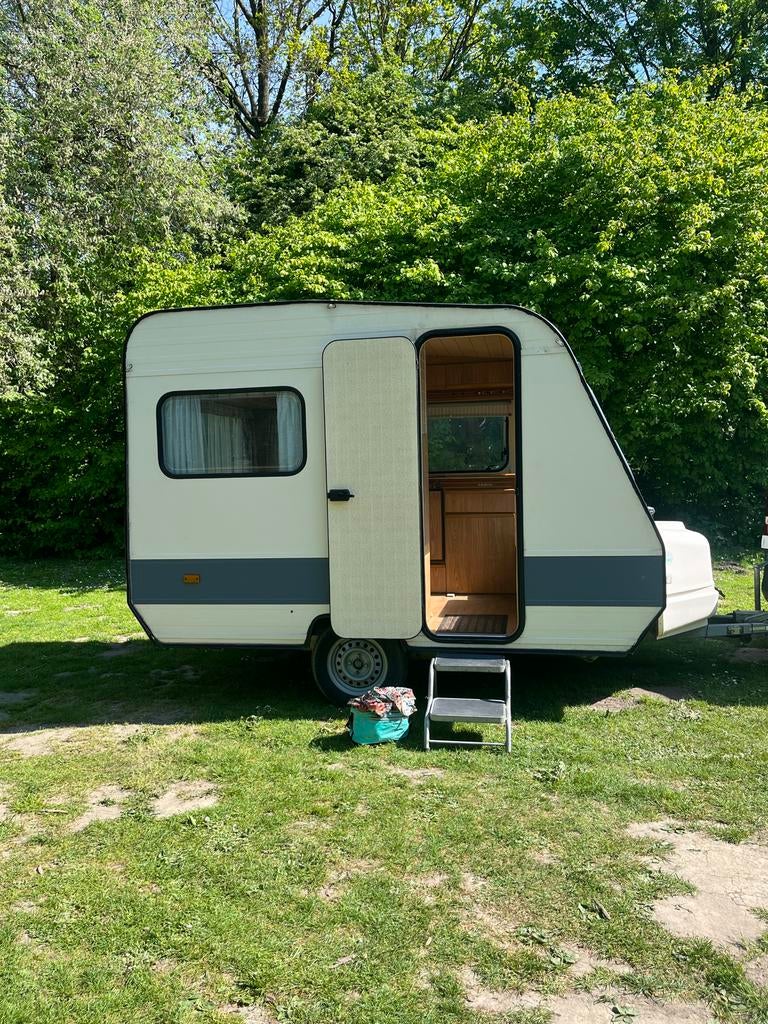 Leuke Adria caravan uit 1987 met voortent en luifel, Caravans en Kamperen, Vast bed, Koelkast, Tot en met 3, Particulier