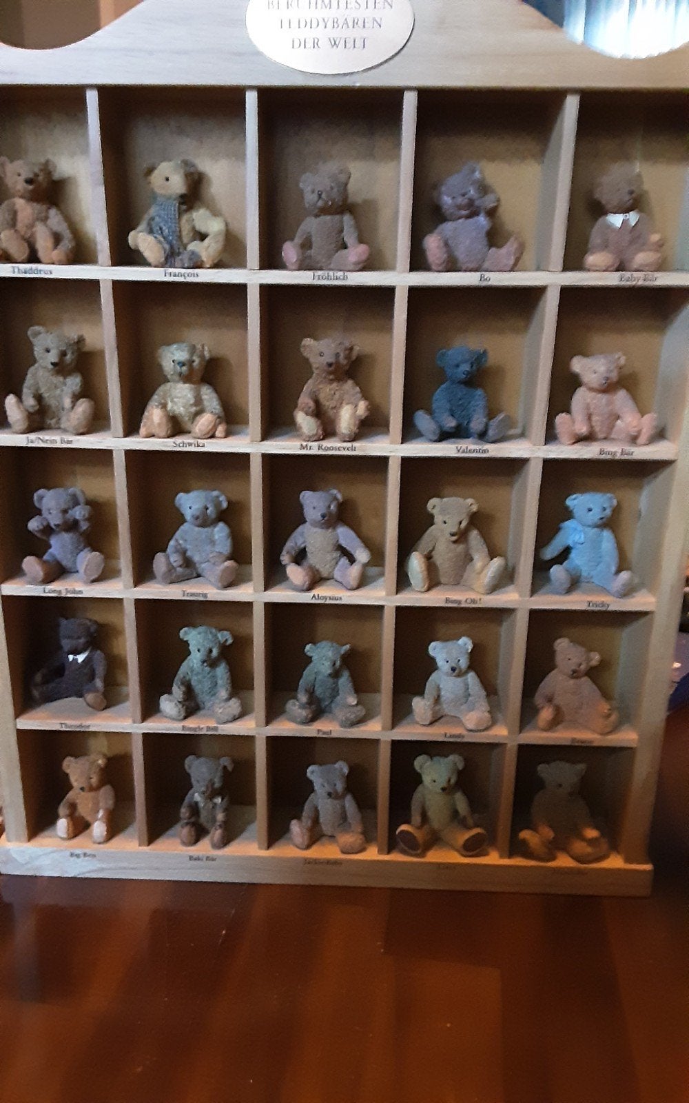 Verzameling van 25 beroemde teddyberen in houten display, Kinderen en Baby's, Ophalen, Beer, Zo goed als nieuw, Meerkleurig