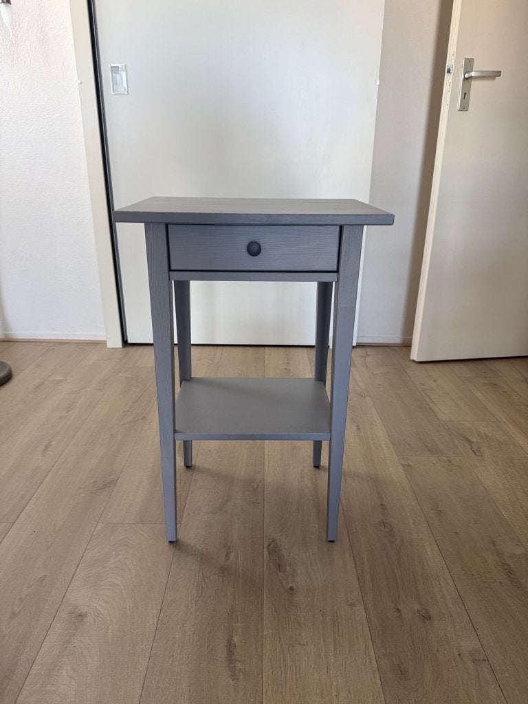 Ikea Hemnes nachtkast kleur grijs met lade en open vak, Huis en Inrichting, Slaapkamer | Nachtkastjes, Ophalen, Gebruikt, 45 tot 65 cm