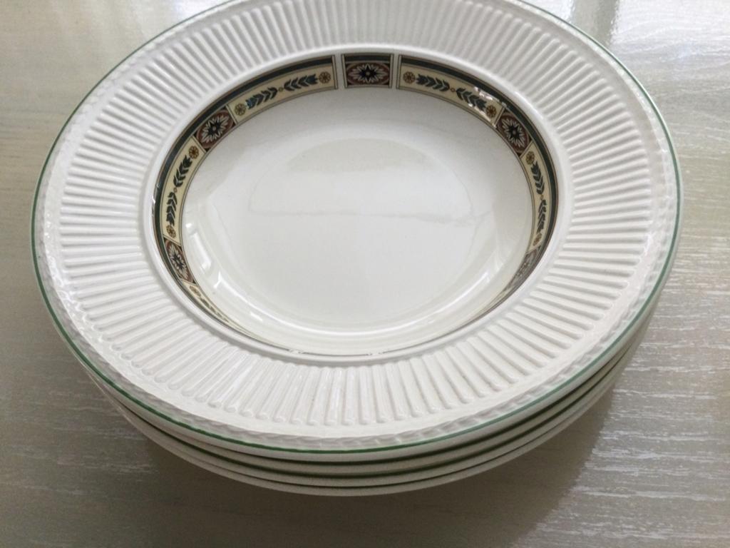 Wedgwood Carlton 4 diepe borden ca 23cm zgan, Huis en Inrichting, Ophalen of Verzenden, Zo goed als nieuw, Bord(en), Wedgwood