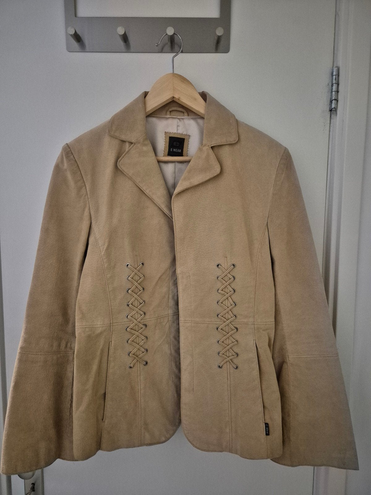 Beige suède jasje/ Colbertje, Maat 38/40 (M), Beige, Ophalen of Verzenden, Zo goed als nieuw