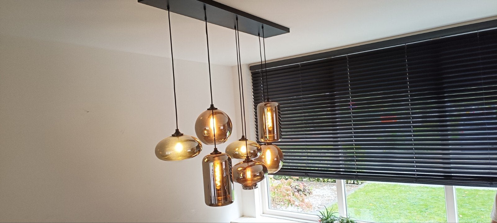 Moderne woonkamerlamp met 7 glazen kappen