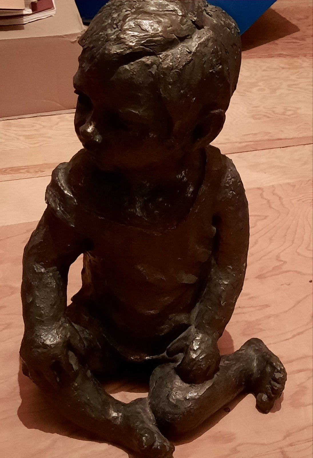 Beeld zittende jongen van de beeldhouwer Geert Kunen, Antiek en Kunst, Ophalen, Brons, 20 - 50 cm, Beeld