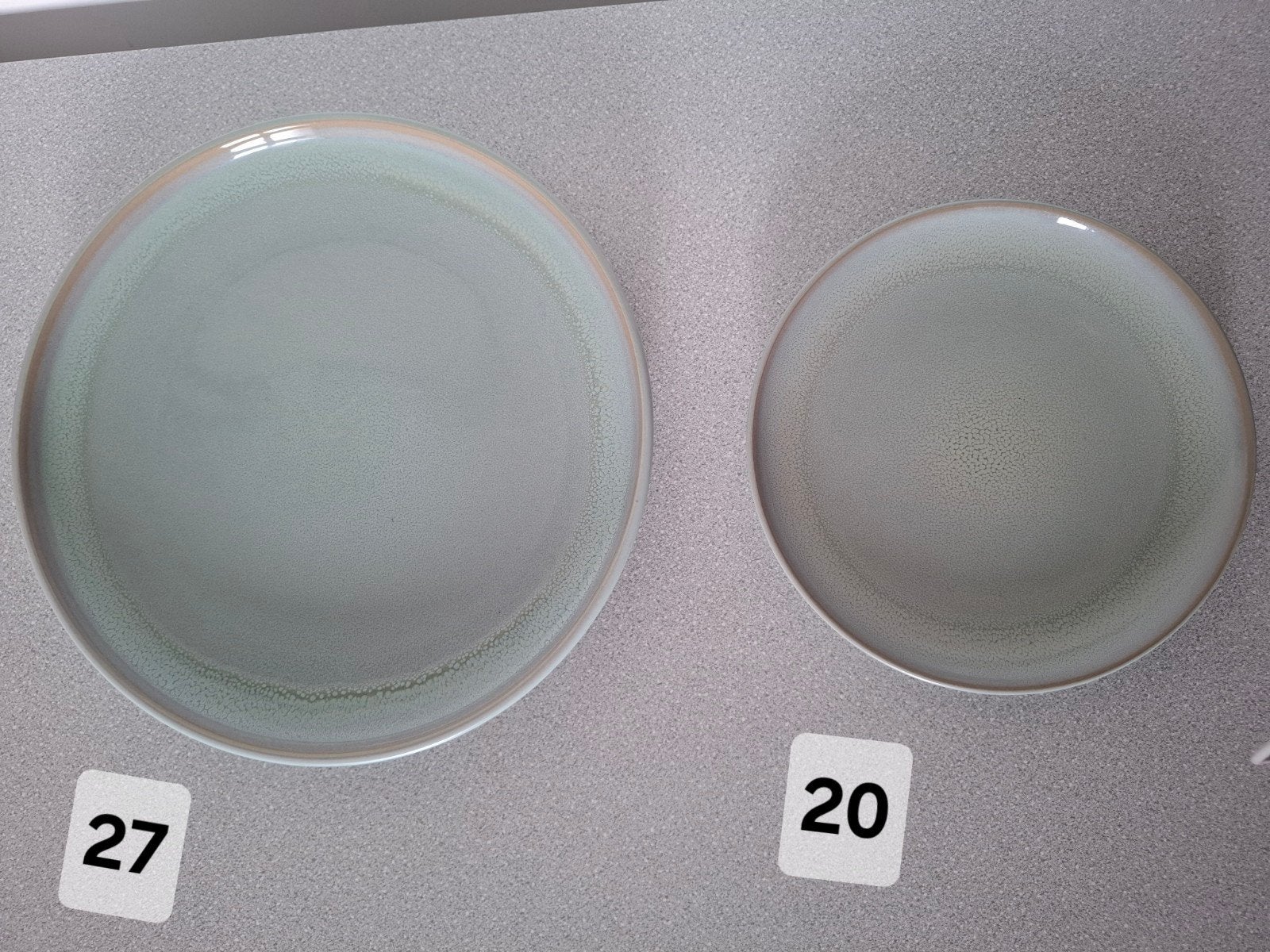 Hema borden set - 2 stuks (20cm en 27cm), Ophalen of Verzenden, Porselein, Overige stijlen, Bord(en)