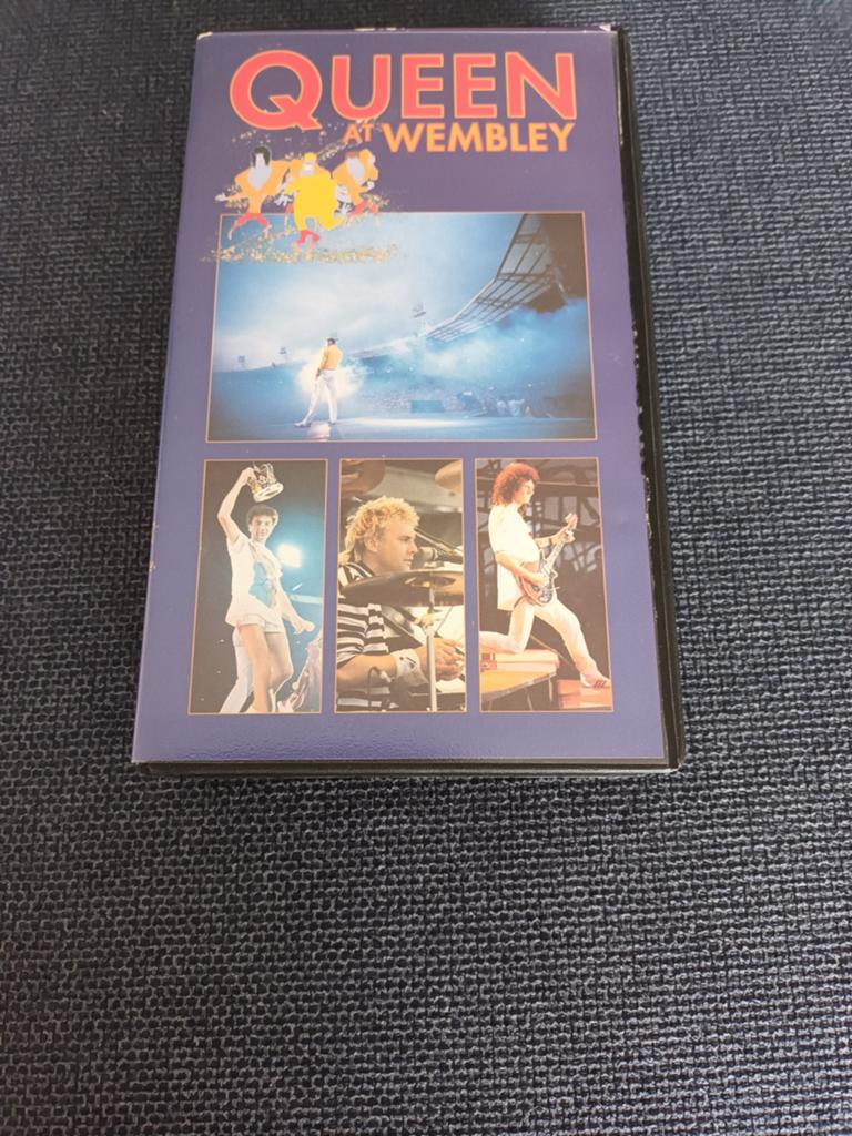 VHS - QUEEN AT WEMBLEY, Ophalen of Verzenden, Muziek en Concerten