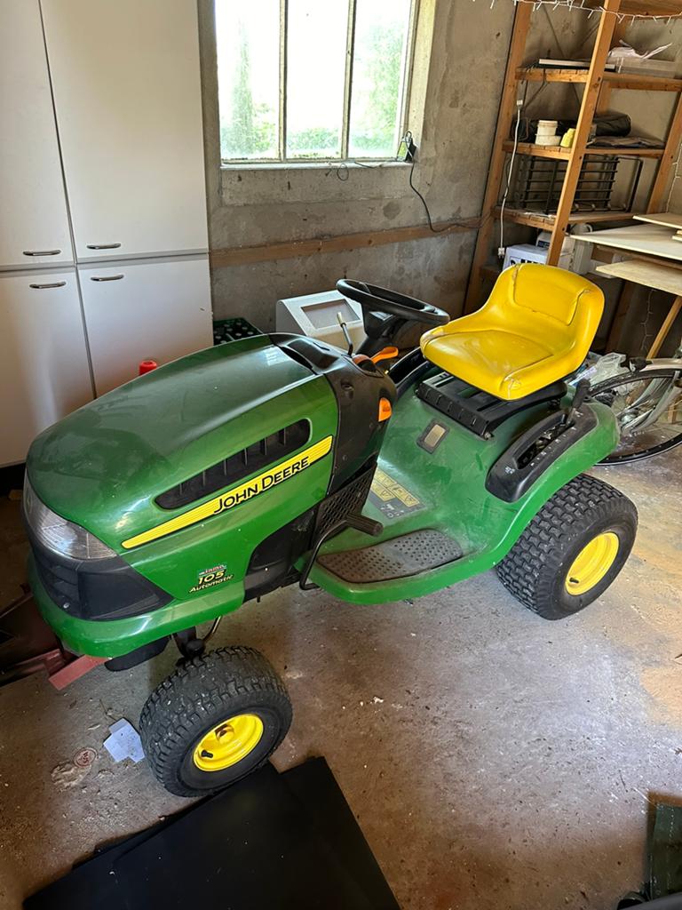 John Deere 105 incl maaier / sneeuwschuif, Ophalen, Gebruikt, Elektrische starter, 90 tot 120 cm