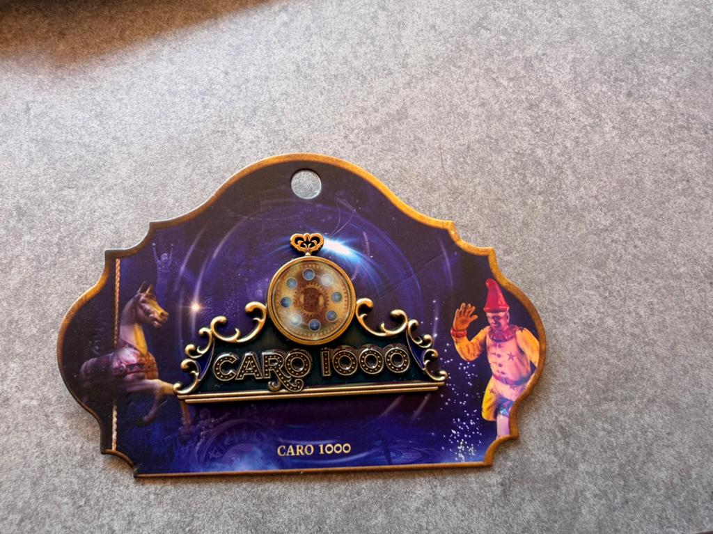 Efteling pin Caro 1000 op kaartje, Ophalen of Verzenden, Zo goed als nieuw, Button of Speldje