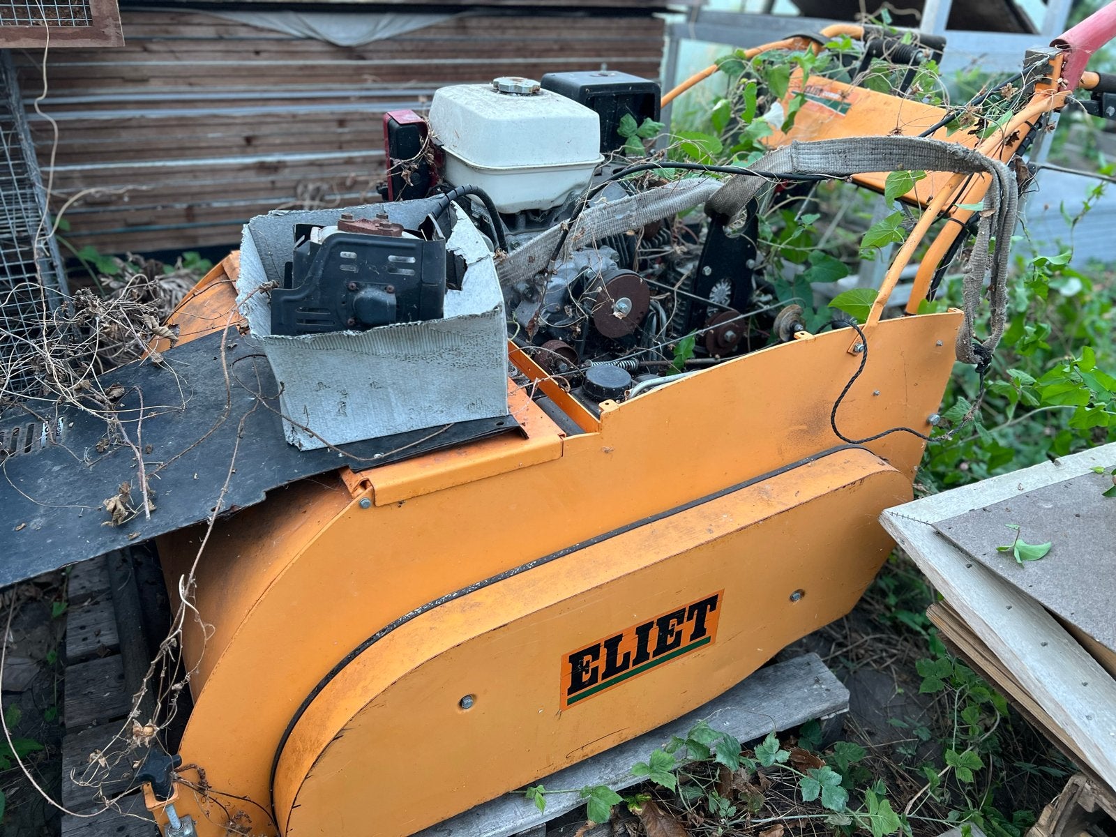 Eliet Combi Verticuteerder/Doorzaaier, Ophalen, Gebruikt, Benzine
