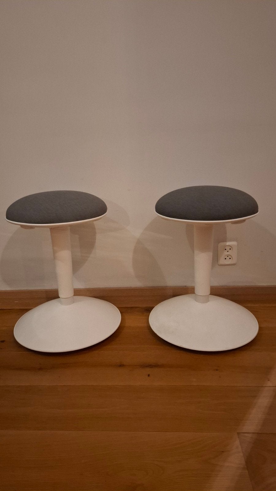 ergonomische kruk / wiebelkruk - Wit met grijs zitvlak, Ophalen, Stof, Twee, Wit