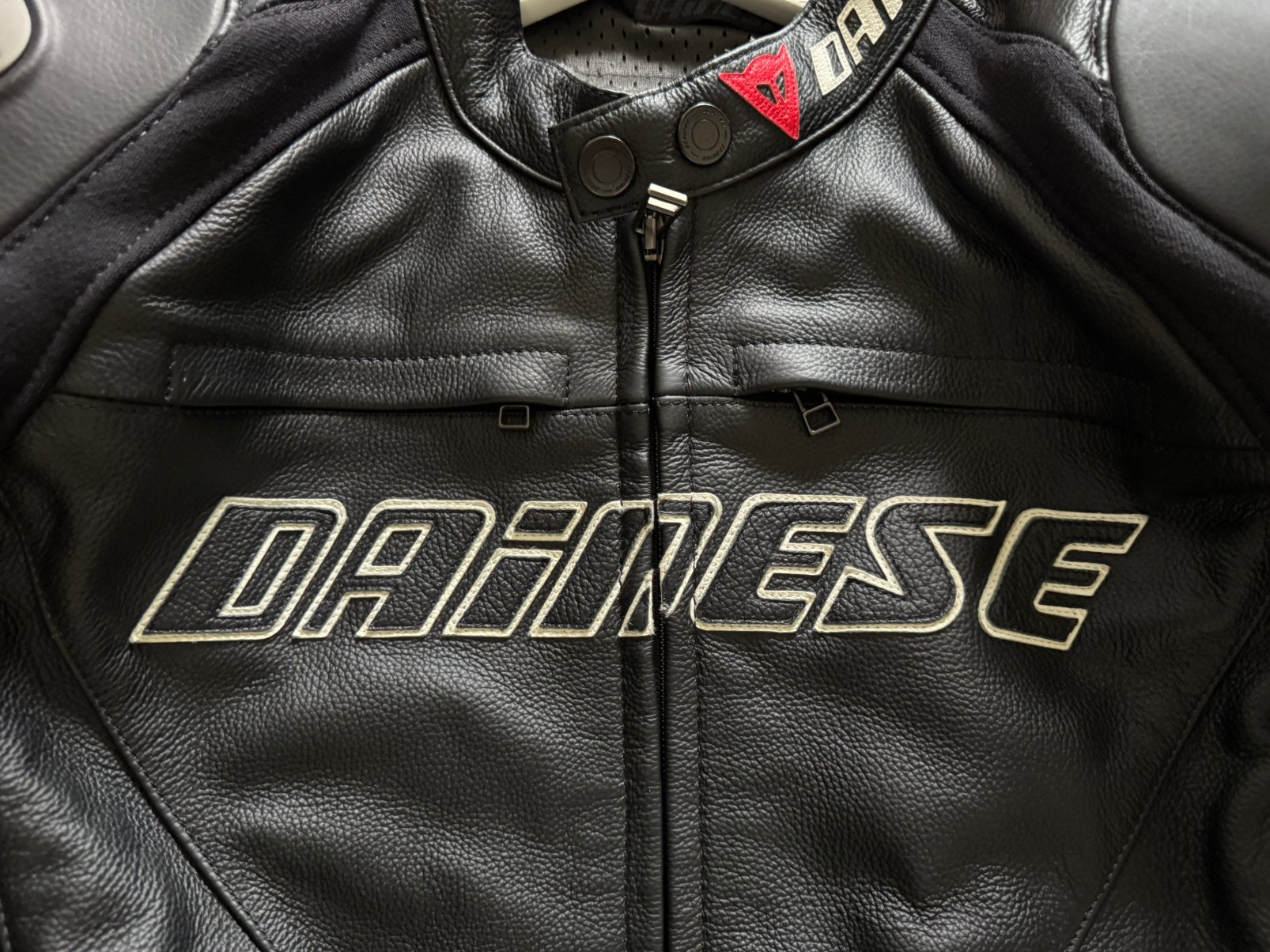 Nieuwe Dainese lederen motorjas - Nooit gedragen! Maat 98, Motoren, Kleding | Motorkleding, Ophalen of Verzenden, Nieuw zonder kaartje