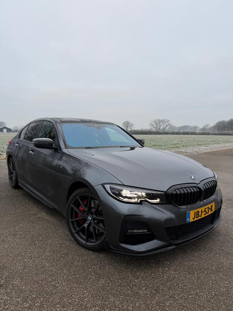 BMW 3-Serie 330e 297pk Aut 2021 Grijs M Performance Carbon, Auto's, BMW, Particulier, 3-Serie, Achteruitrijcamera, Airconditioning