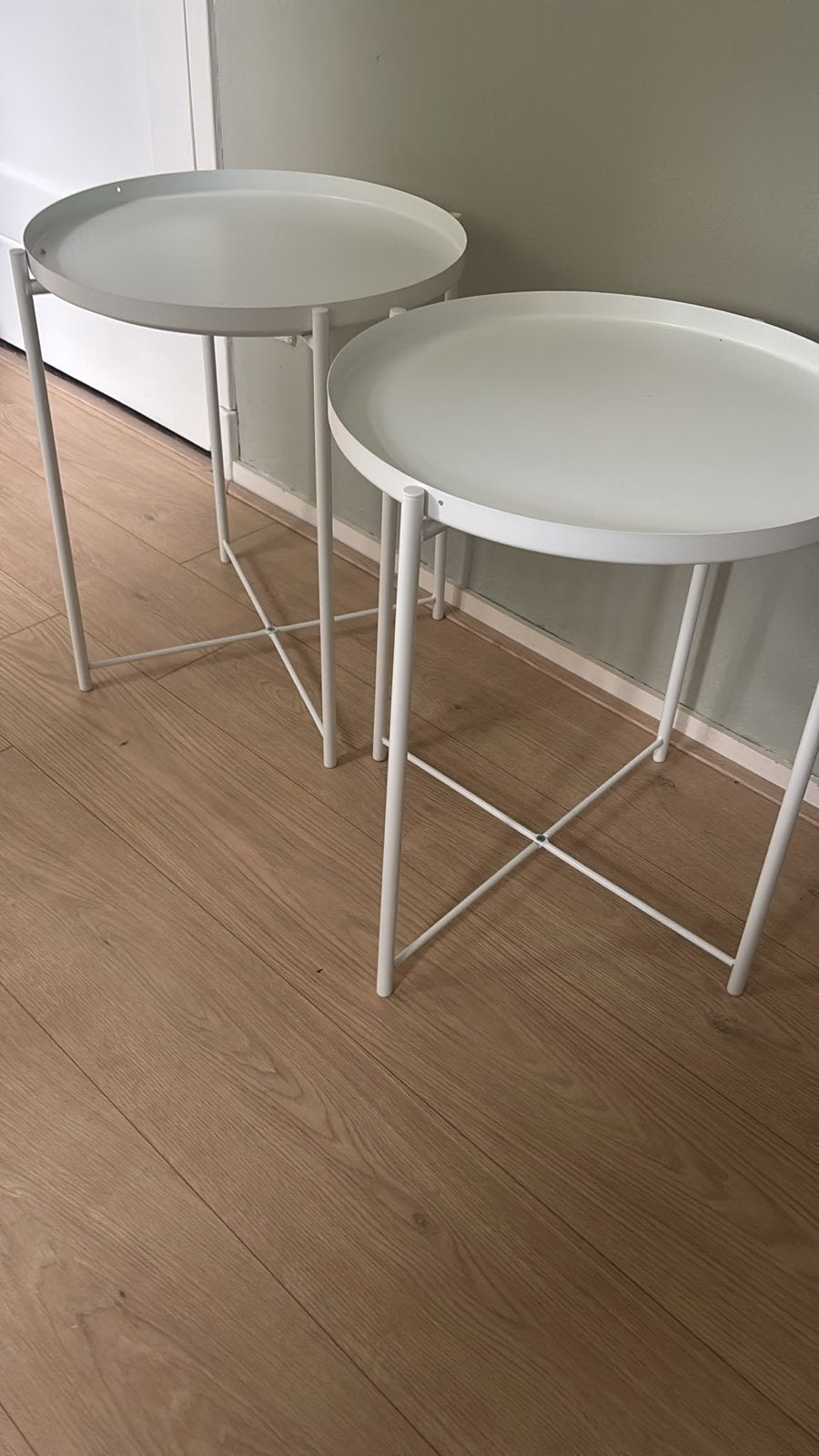 Set van 2 witte bijzettafels Ikea GLADOM (€15), Minder dan 55 cm, Metaal of Aluminium, Rond, Zo goed als nieuw