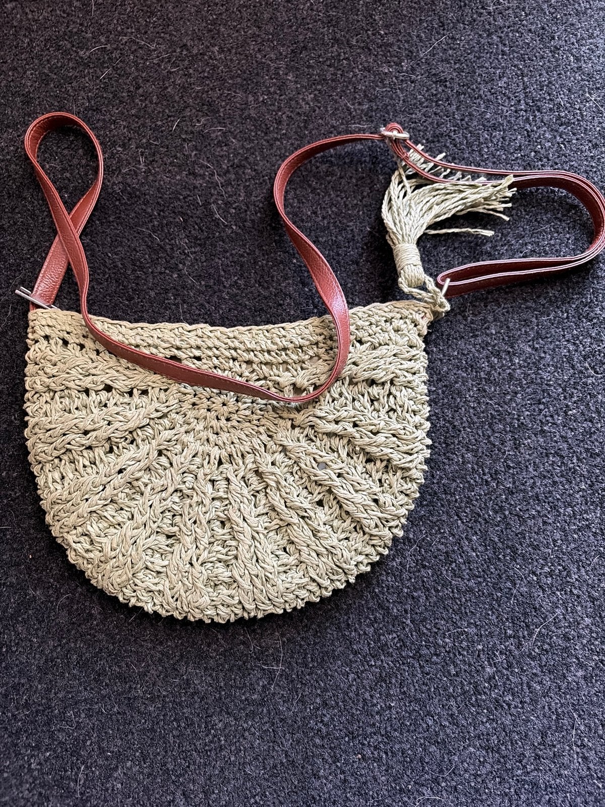 Gehaakte schoudertas met leren band, Sieraden, Tassen en Uiterlijk, Ophalen of Verzenden, Zo goed als nieuw, Beige, Schoudertasje