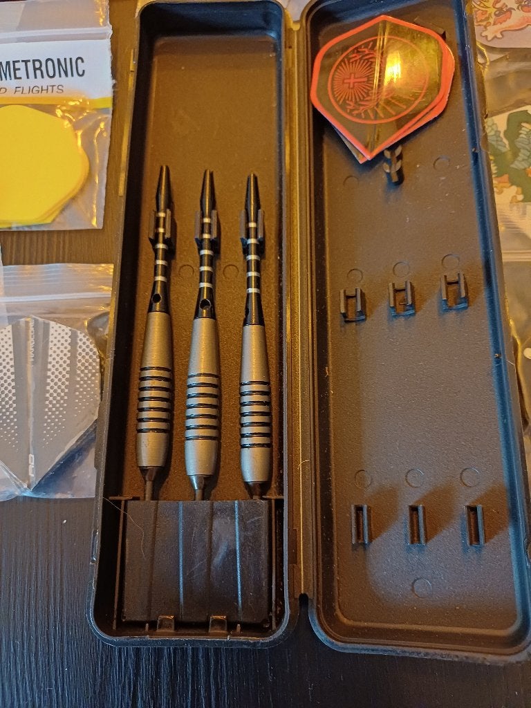 SET HARROWS DARTS 24GR MET BEWEGENDE PUNT EN PARTIJ FLIGHTS, Ophalen of Verzenden, Gebruikt, Pijlen