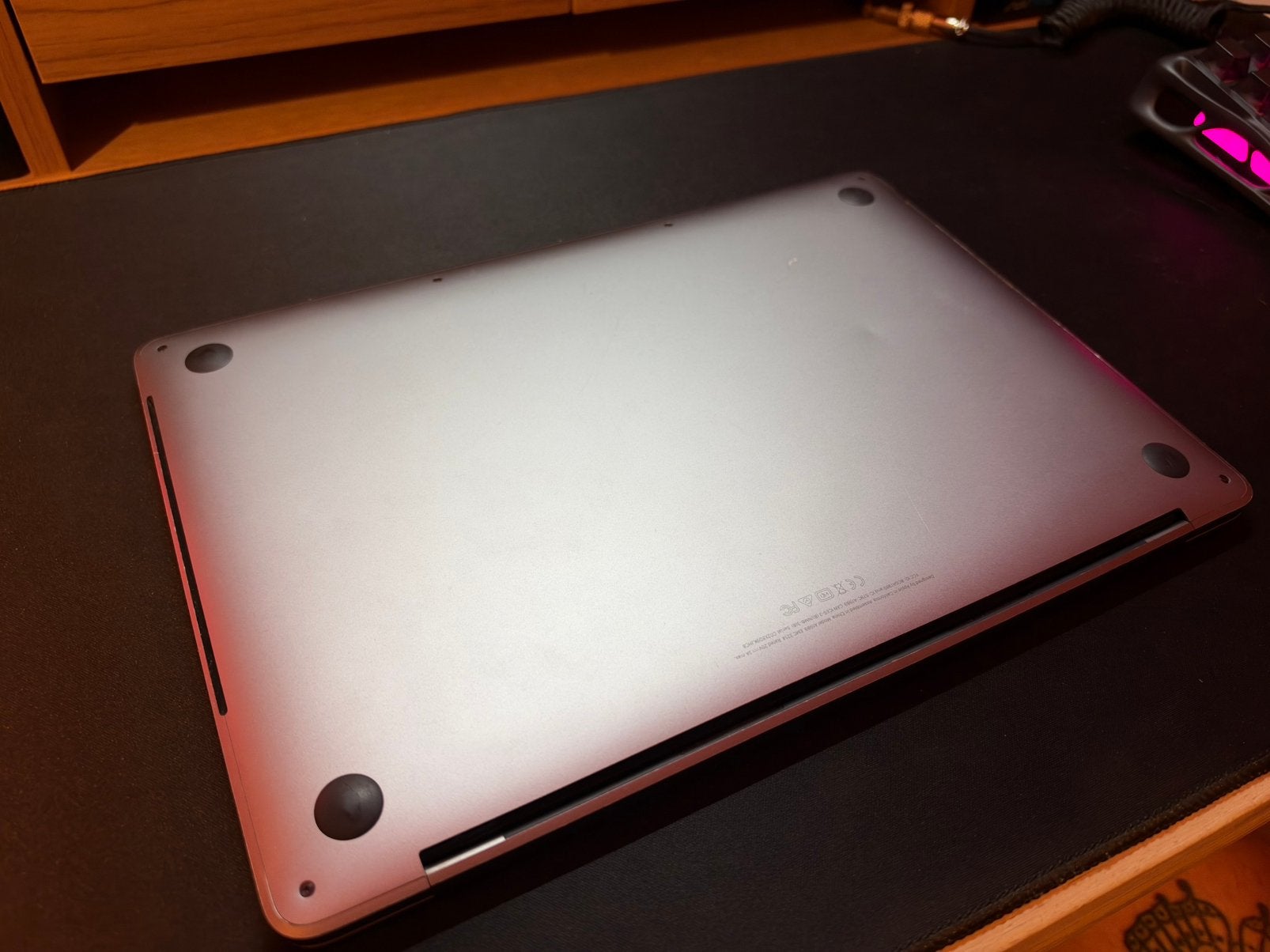 Foto 4 van MacBook Pro 13” 2018 i5 8GB 256GB + Oplader + Magic Mouse