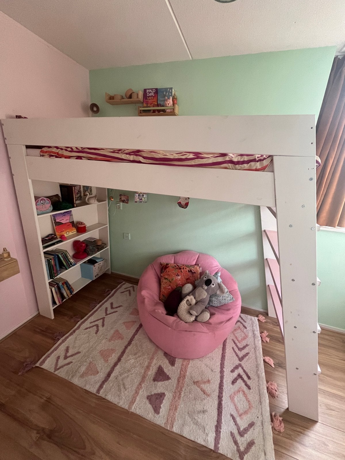 Witte houten hoogslaper met roze accenten, Ophalen, Gebruikt, Eenpersoons, 160 tot 180 cm
