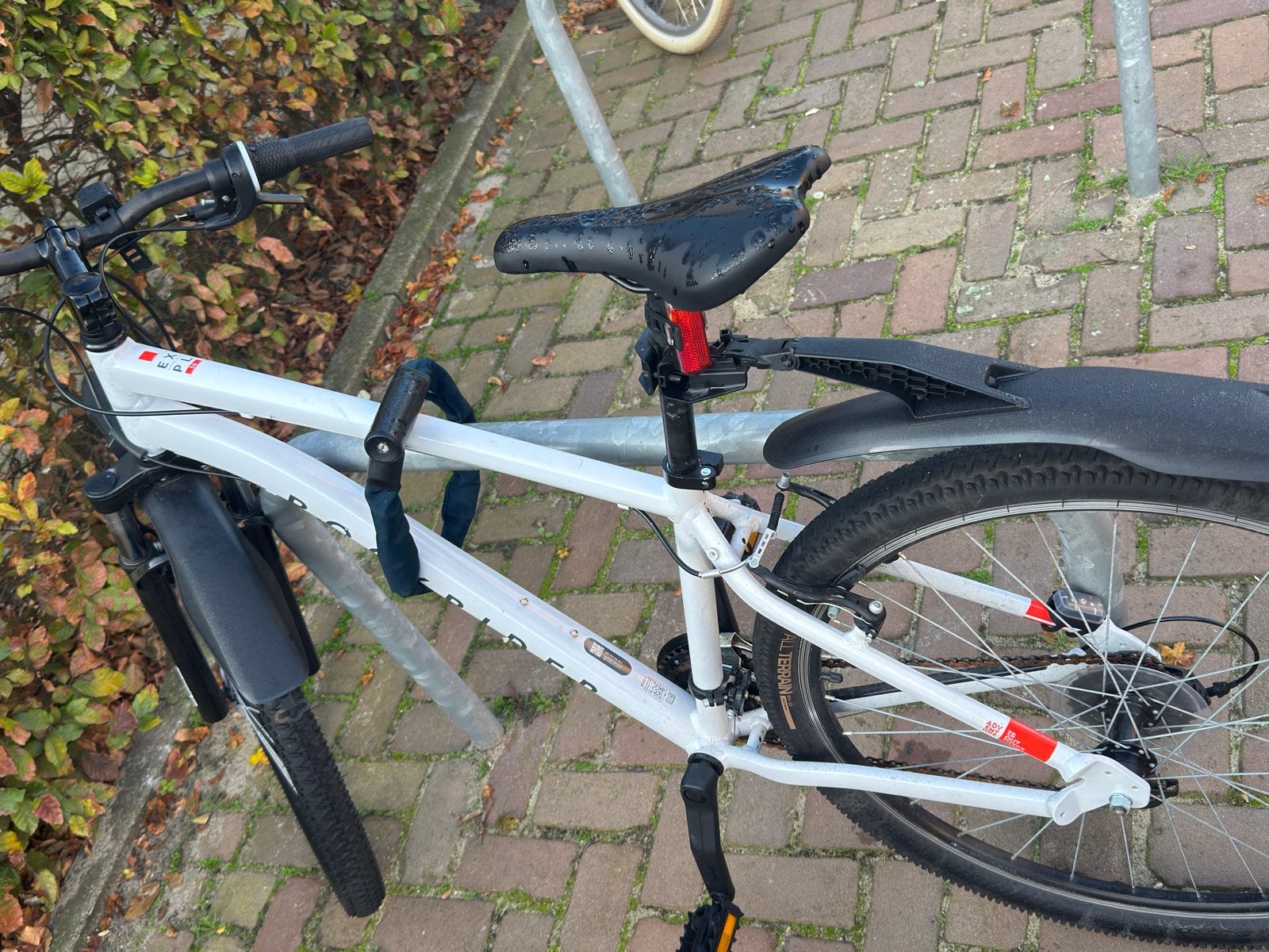 Witte mountainbike met versnellingen en schijfremmen