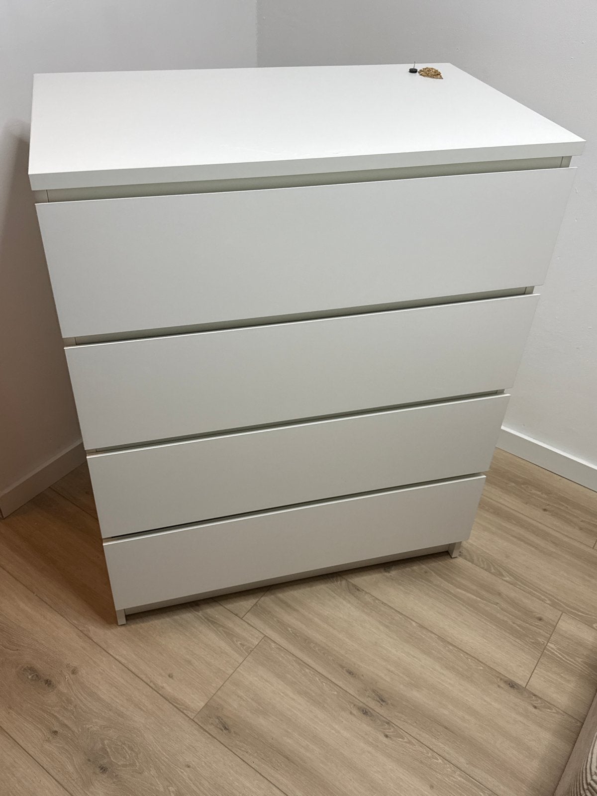 Witte ladekast met 4 laden - defect achter aan de onderkant, Ophalen, Overige materialen, Gebruikt, 100 tot 150 cm