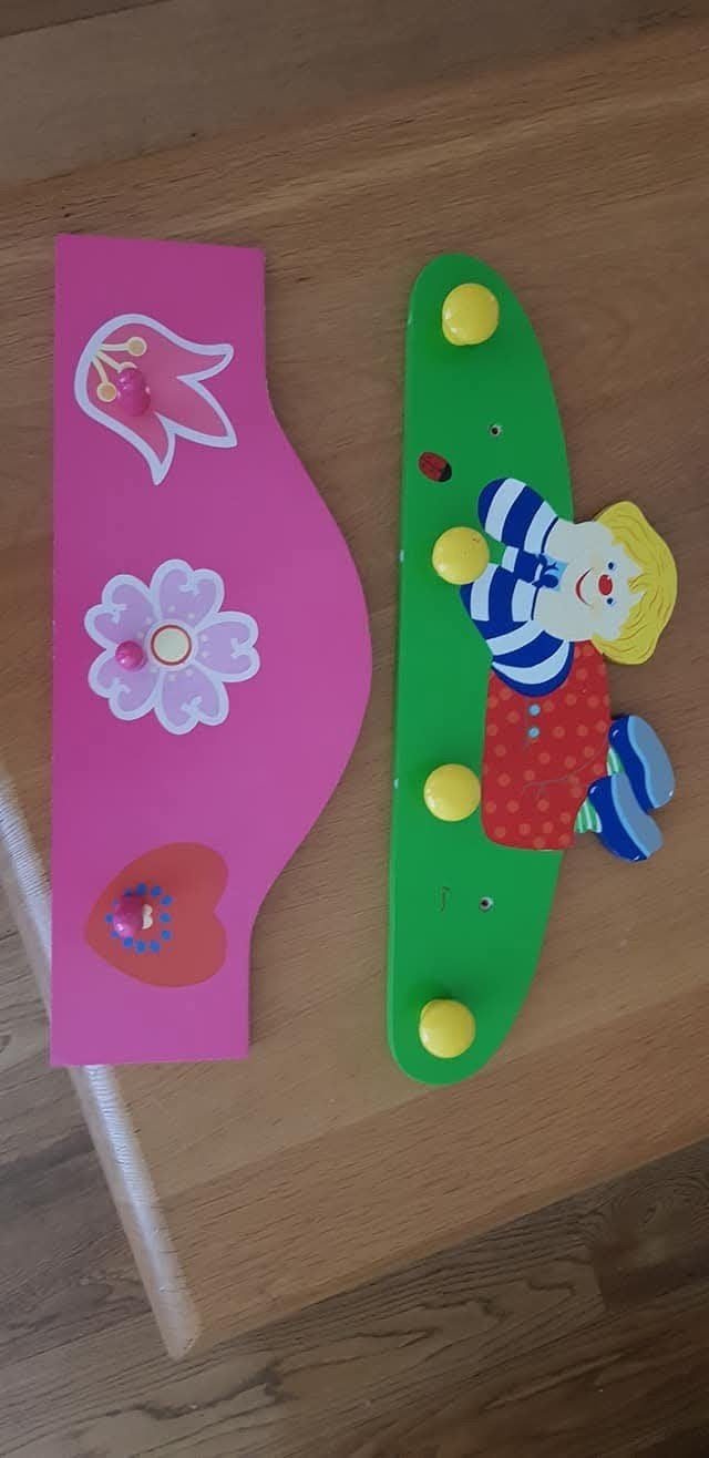 Leuke kinder kapstokken - roze bloemen en groene clown, Gebruikt, Ophalen of Verzenden, Minder dan 100 cm, Kinderkapstok