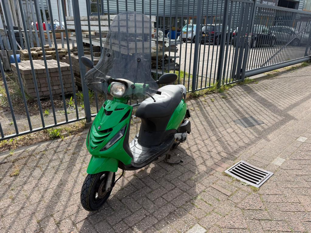 Piaggio zip, Fietsen en Brommers, Snorfietsen en Snorscooters, Piaggio, Ophalen of Verzenden, Zo goed als nieuw, Benzine