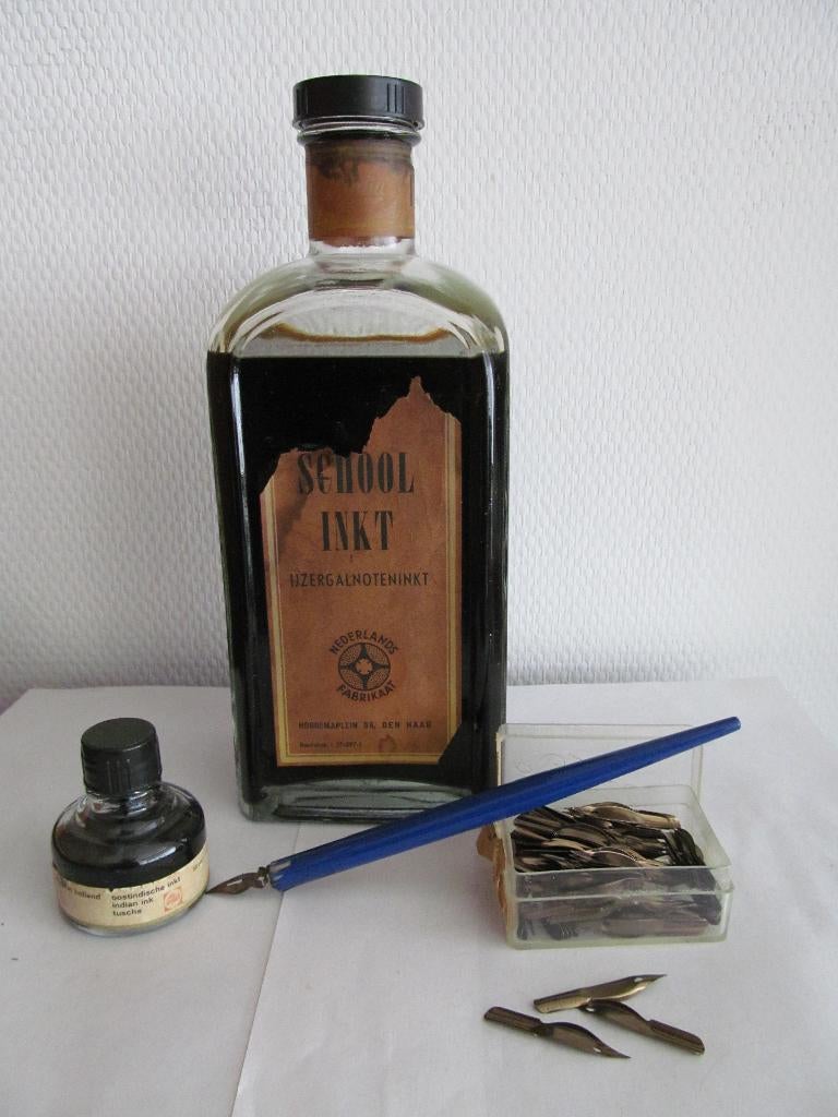 Fles 1 ltr. schoolinkt,  flesje inkt, pennetjes en houder, Antiek en Kunst, Ophalen