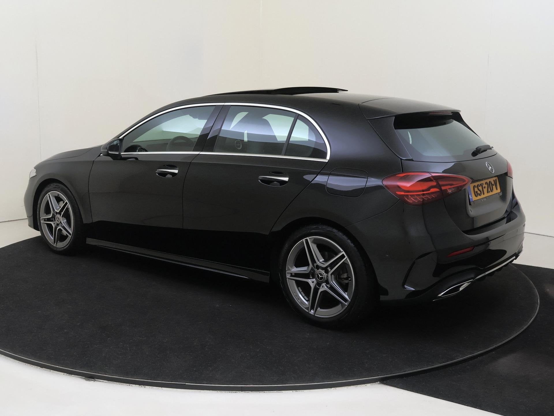 Mercedes-Benz A-klasse 180 AMG Line / Panoramadak/ Sfeerverl, Auto's, 136 pk, Gebruikt, 4 cilinders, Zwart