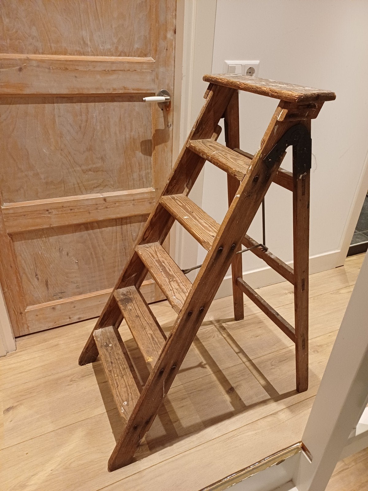 Antieke houten huishoudtrap - Decoratief en functioneel, Doe-het-zelf en Verbouw, Ophalen, Gebruikt, Trap, Opvouwbaar of Inschuifbaar