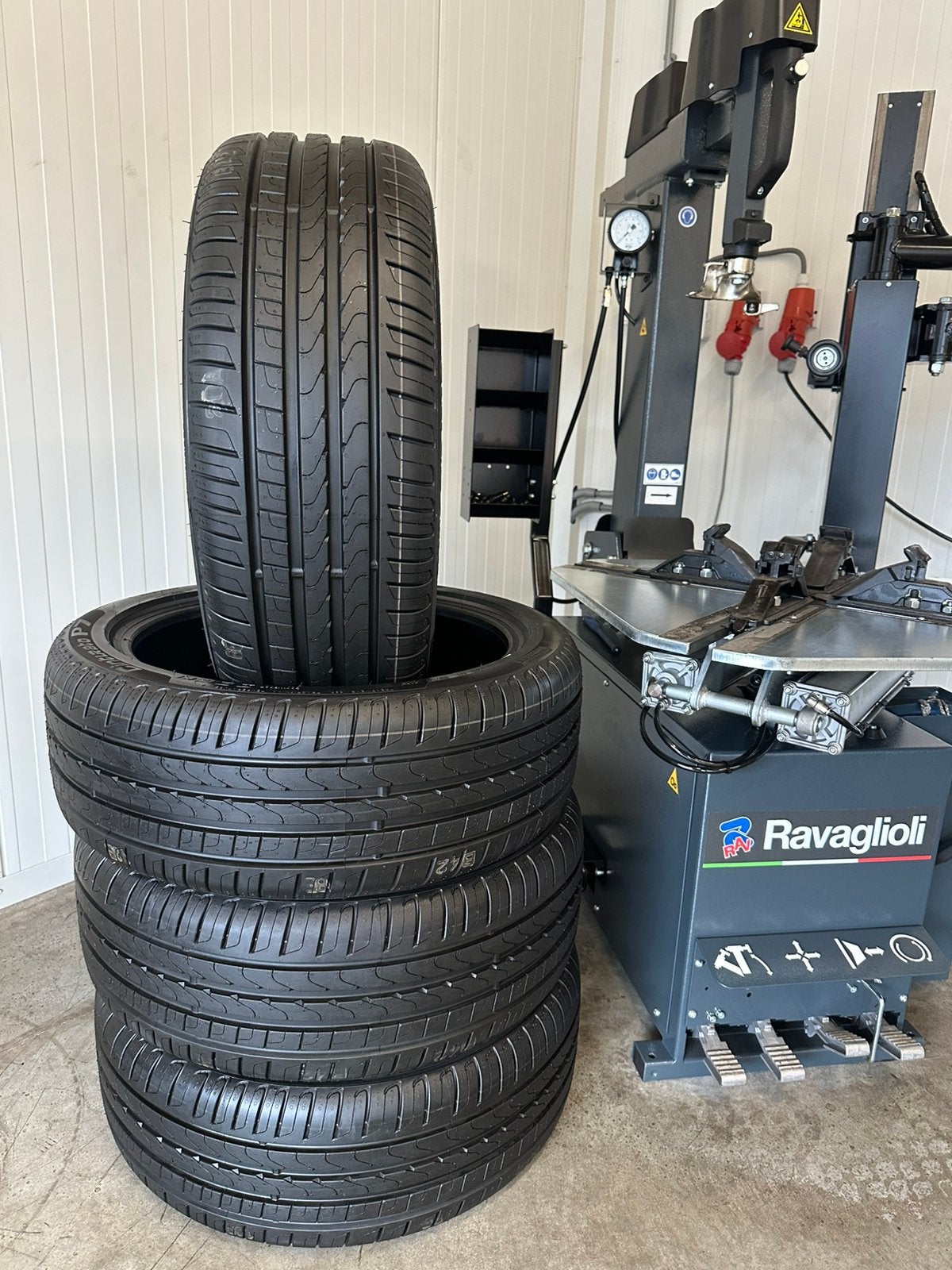 4 Nieuwe Pirelli 215 45 18 Zomerbanden Inclusief Montage, 18 inch, 215 mm, Nieuw, Ophalen of Verzenden