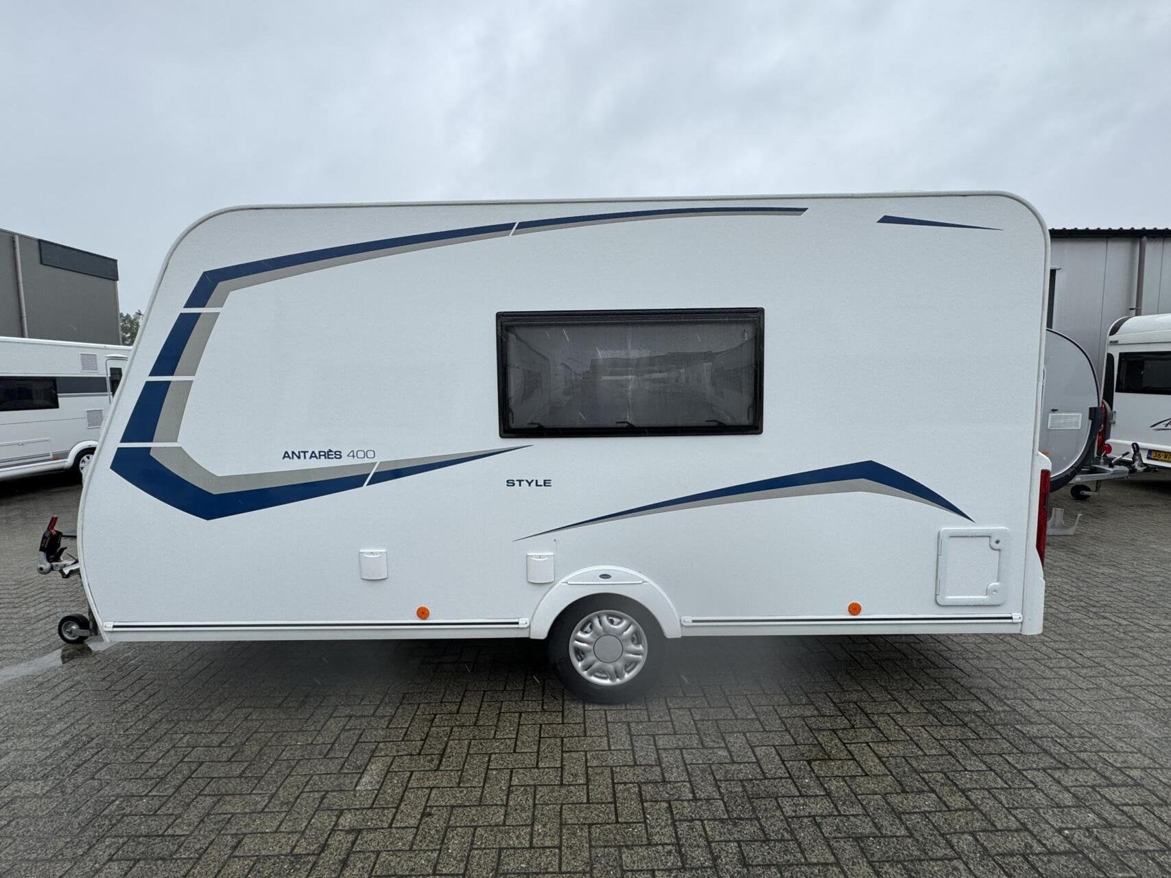 Foto 15 van CARAVELAIR ANTARES STYLE 400, DWARSBED, TREINZIT, VOORTENT,