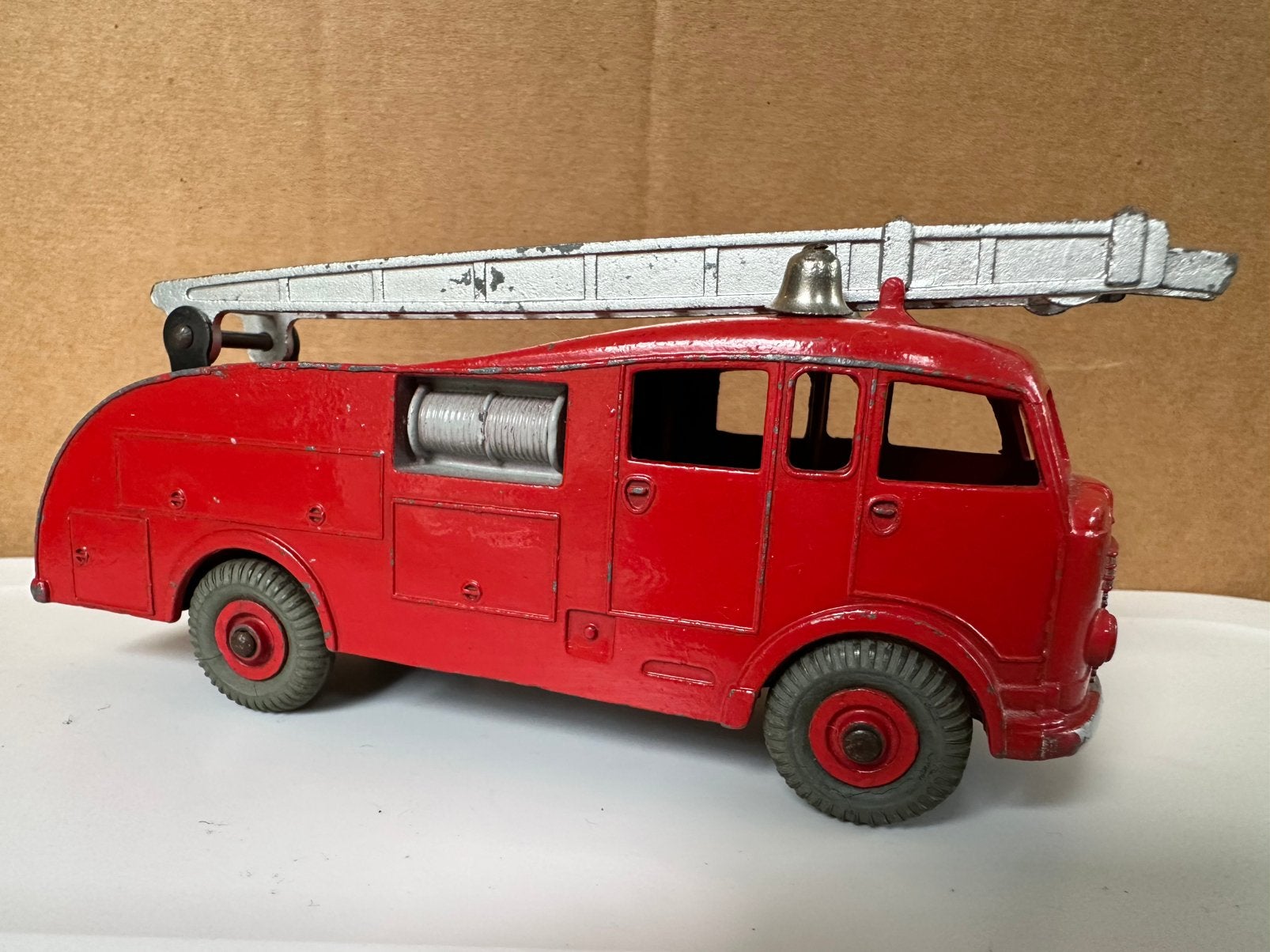 Dinky Toys Fire Engine nr. 555 – brandweerwagen met ladder, Ophalen of Verzenden, Gebruikt, Auto, Dinky Toys
