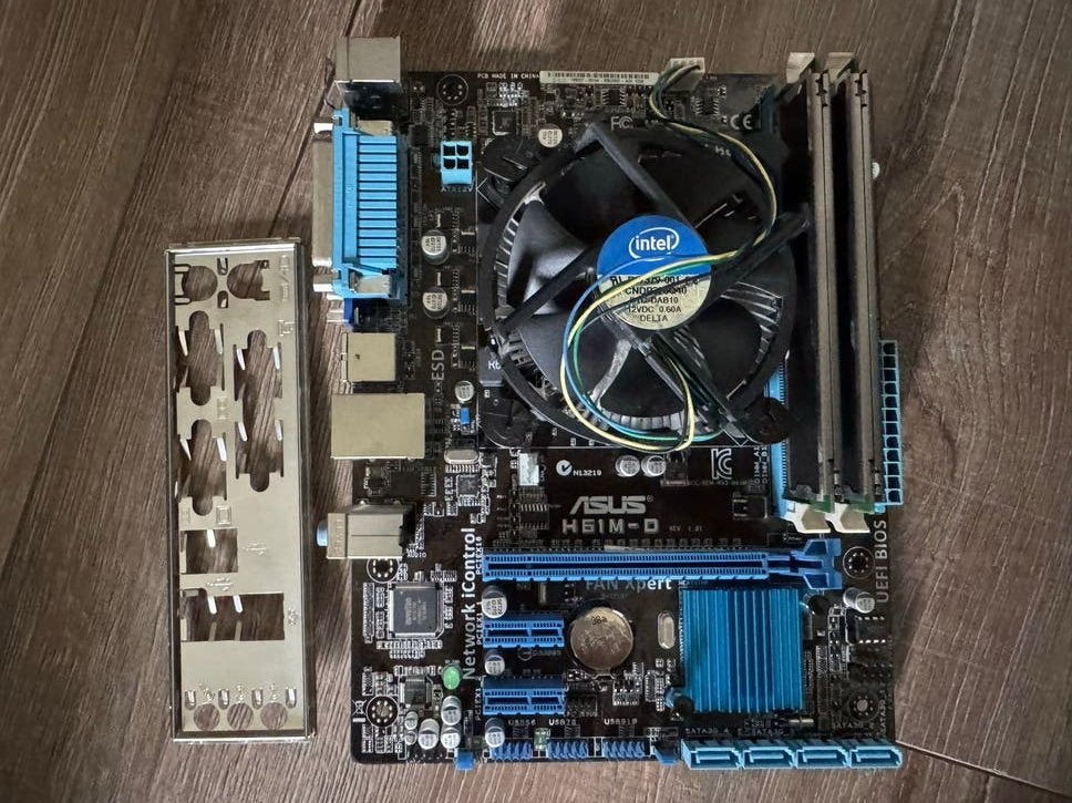 Asus H61M-D Moederbord Set: Celeron G1610, 8GB DDR3, I/O, Computers en Software, Moederborden, Ophalen of Verzenden, Gebruikt
