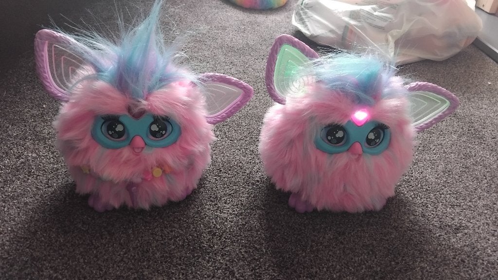 Furby roze paars, Overige typen, Zo goed als nieuw, Meerkleurig, Met licht