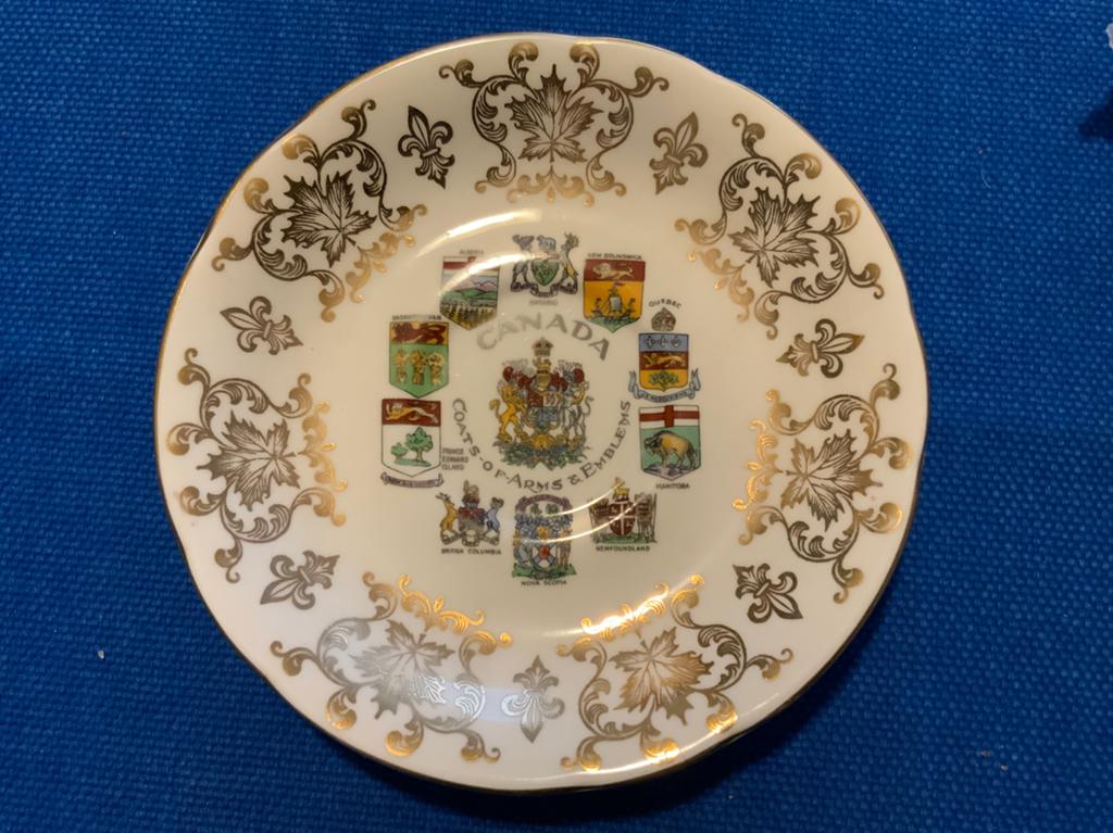 Paragon Canada coats of arms and emblems bone china saucer, Ophalen of Verzenden
