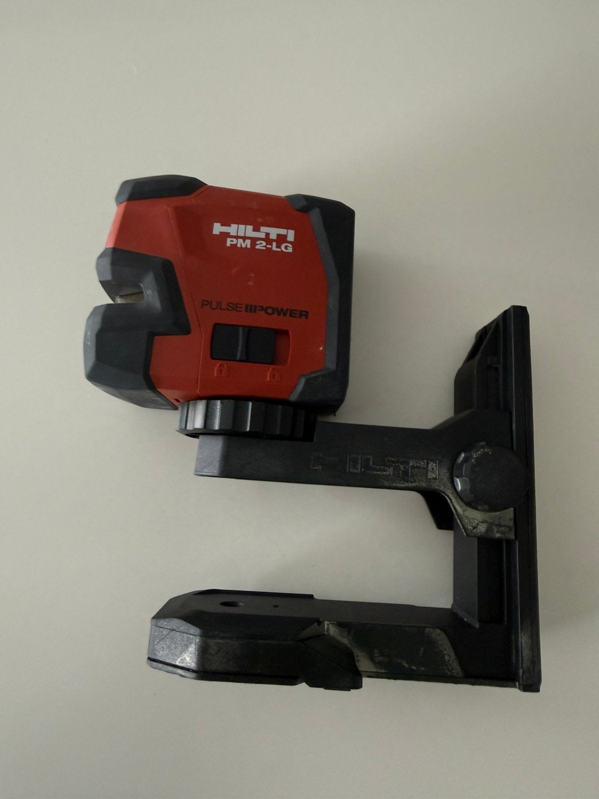 Hilti laser type PM2-LG met magneet houder !Nieuwstaat !, Ophalen of Verzenden, Zo goed als nieuw
