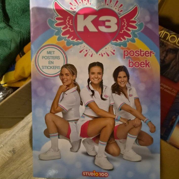 K3 Posterboek met posters en stickers, Ophalen of Verzenden, Zo goed als nieuw, Studio 100, Fictie algemeen