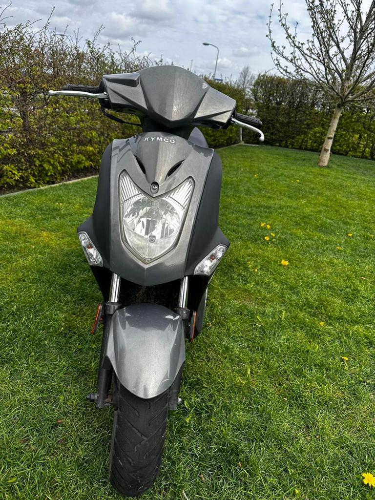 Kymco Agility 50 Scooter - Grijs, inclusief windscherm, Fietsen en Brommers, Scooters | Kymco, Ophalen, Gebruikt, Maximaal 45 km/u