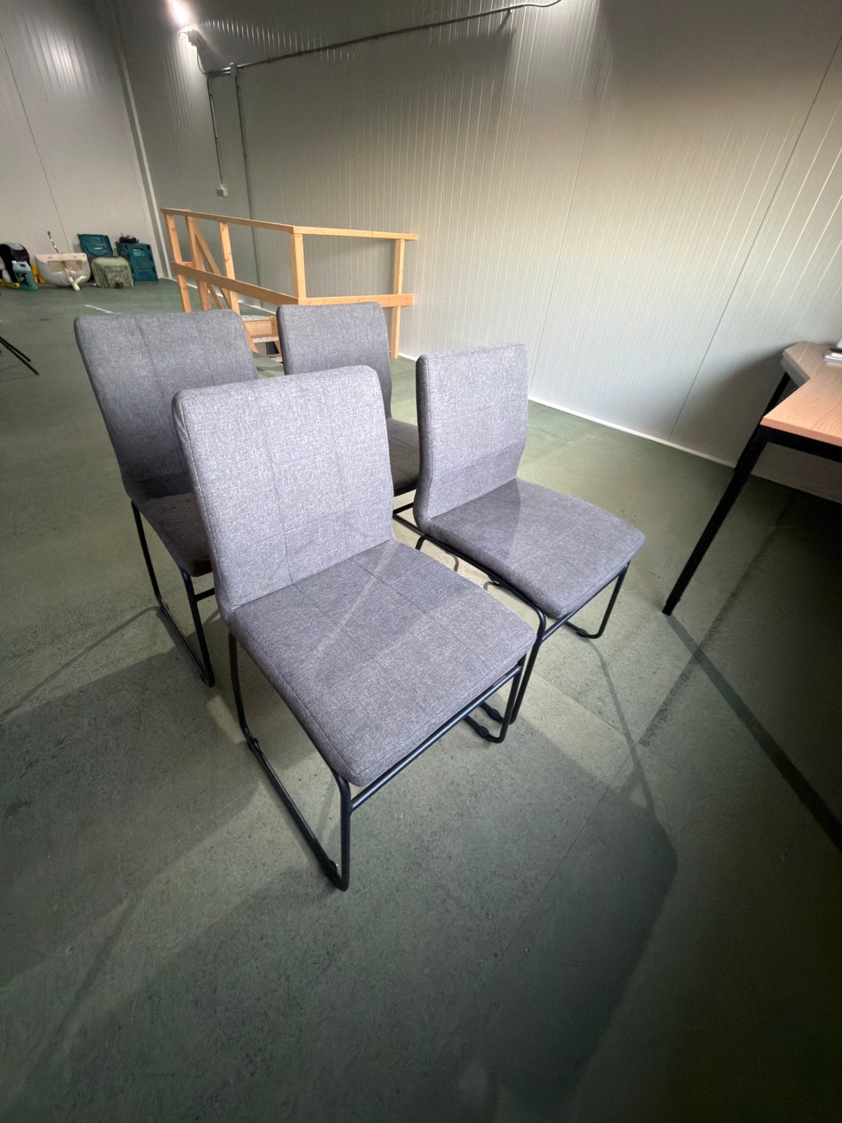 Set van 4 grijze eetkamerstoelen | Zwart metalen sledeframe, Tuin en Terras, Ophalen of Verzenden, Zo goed als nieuw, Wicker
