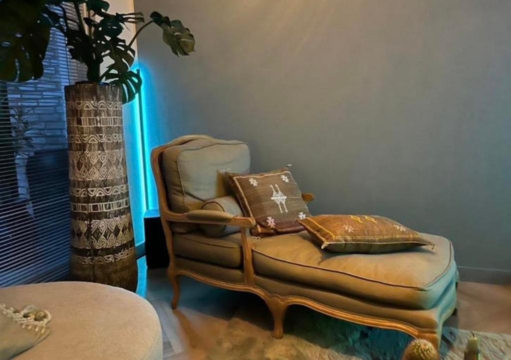 Zentique Bastille Chaise Longue Eikenhout met Donsveren, Huis en Inrichting, Fauteuils, Ophalen, Gebruikt, 75 tot 100 cm, 150 cm of meer