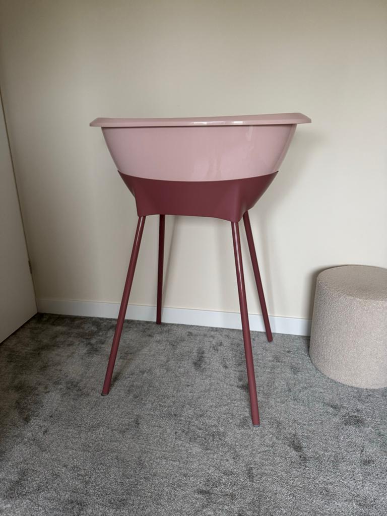 Luma babybadje met standaard en badzitje - Roze, Ophalen, Zo goed als nieuw, Badje, Bébé-jou