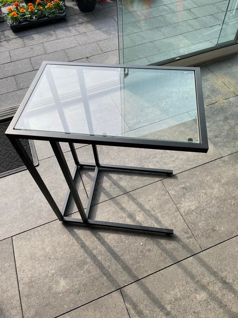 Moderne bijzettafel met glazen blad en metalen frame, 45 tot 60 cm, Rechthoekig, 55 tot 75 cm, Ophalen of Verzenden