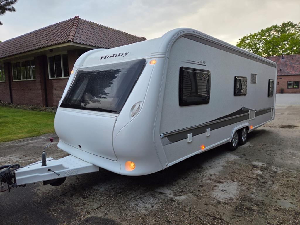 Hobby 645 VIP 2010 - Zeer nette staat, compleet!, Caravans en Kamperen, Caravans, Rondzit, Hobby, Bedrijf, Dwarsbed