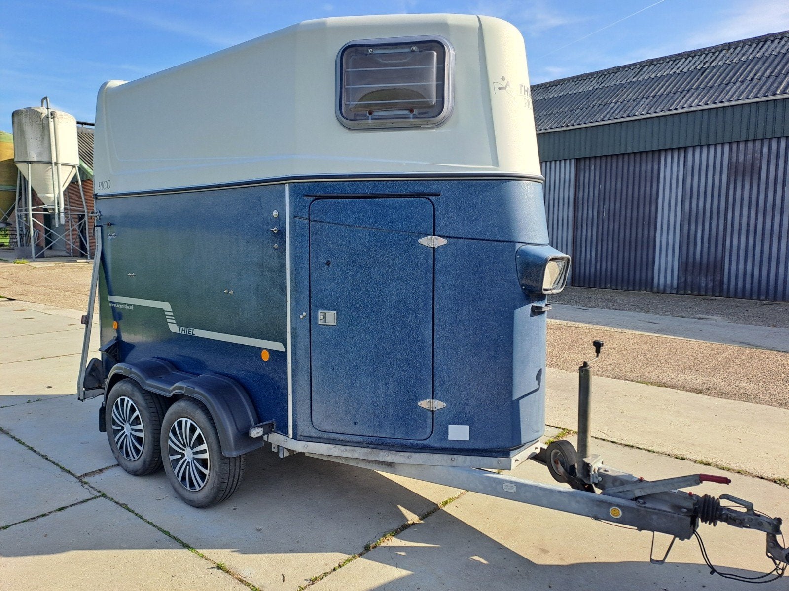 Hele mooie polyester trailer met zadelkamer en alu bodem, Dieren en Toebehoren, Ophalen, Zo goed als nieuw, Polyester, 1½-paards trailer